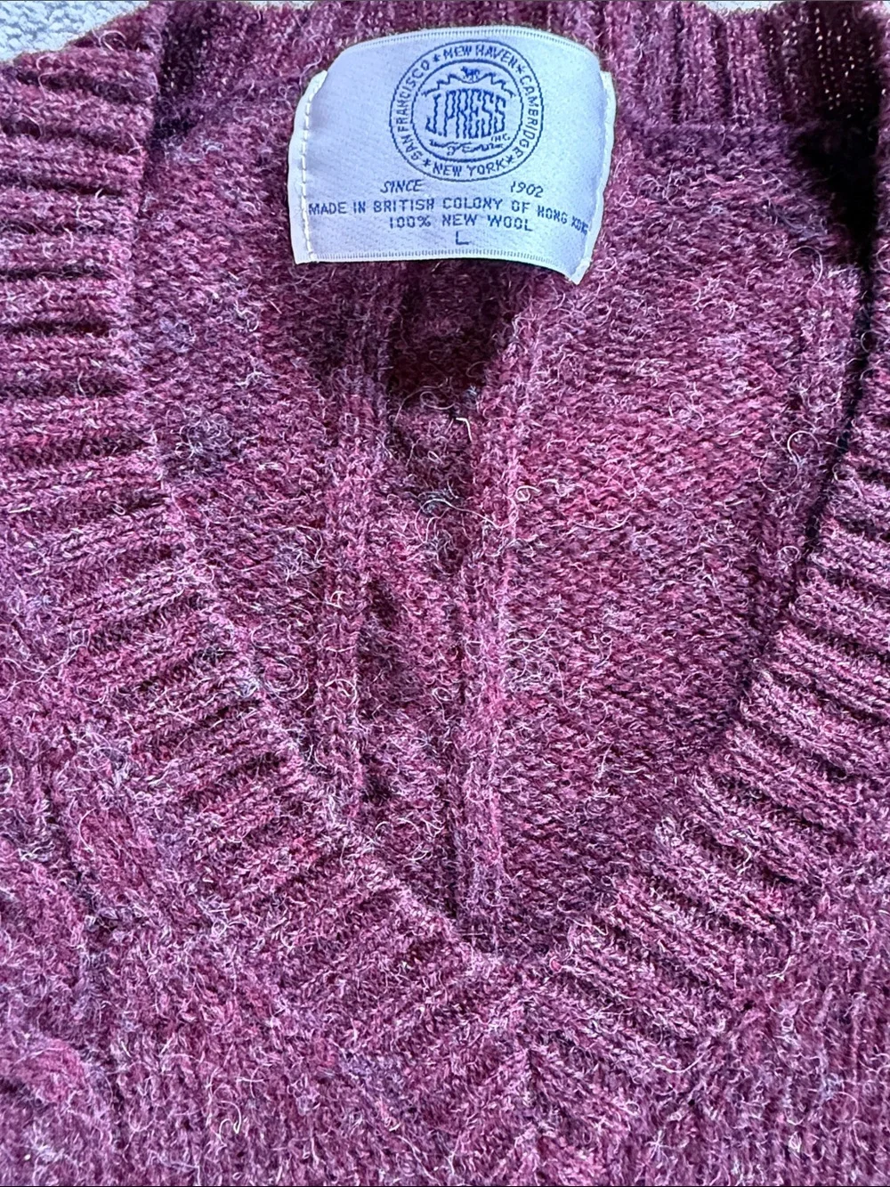 Men's Cable-Knit V-Neck Sweater - Burgundy New wool